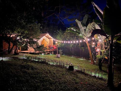 Jardin Other | Glamping Colibrí, bosque vecino y vista a la montaña al mismo tiempo