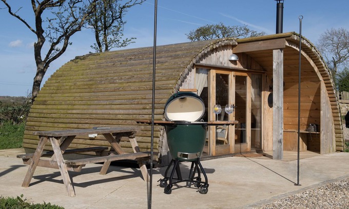 Muston Cottage | GLAMPING POD 2 PRESENCE, romantic, with hot tub in Lebberston