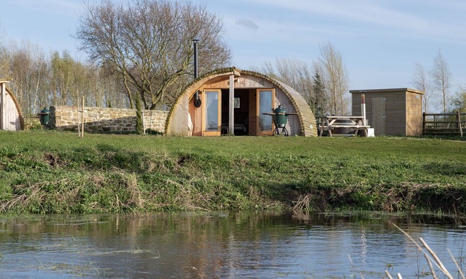 Muston Cottage | GLAMPING POD 4 TRUCE, romantic, with hot tub in Lebberston