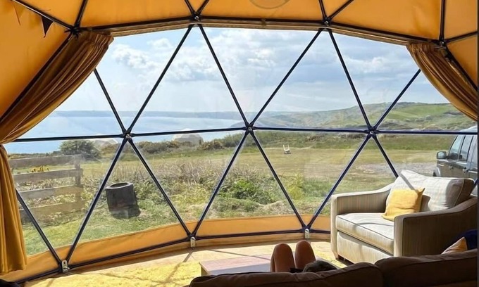 Llanybri Cabin | Glamping Pod - Sleeps 4 - Pets - Parking