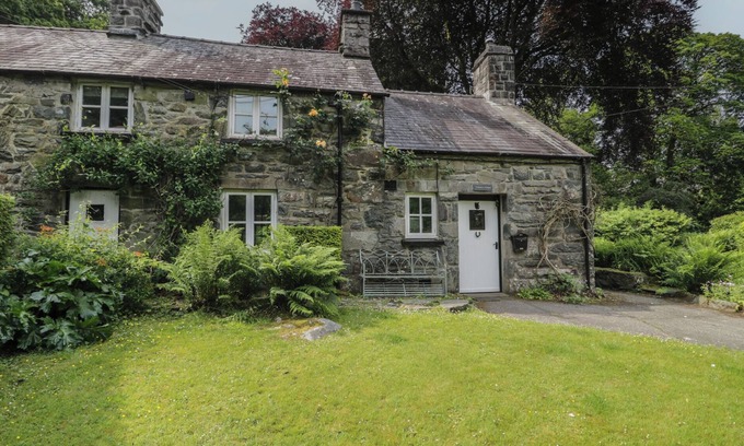 Llanbedr Cottage | GLANDWR COTTAGE, pet friendly, character holiday cottage in Llanbedr