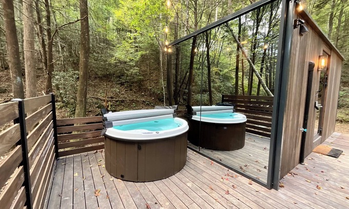 Campton Cabin | “Glass House” #3 - Modern Mirror Home w/Hot-tub