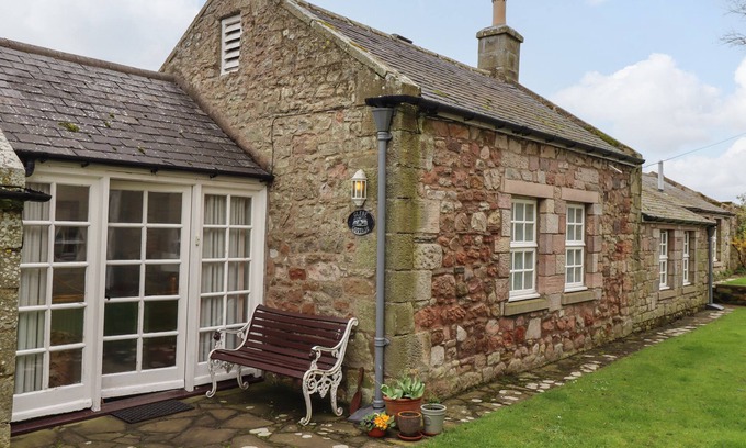 Bamburgh Cottage | GLEBE COTTAGE, pet friendly, country holiday cottage in Bamburgh