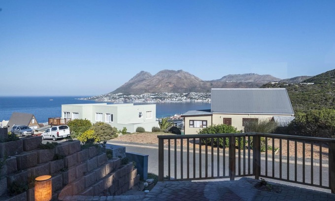 Fish Hoek Apartment | Glen Marine Sea & Mountain Stay