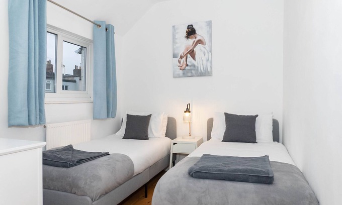 Cheltenham House | Glenfall Place - Cheltenham - 2 Bed Home - Sleeps 6