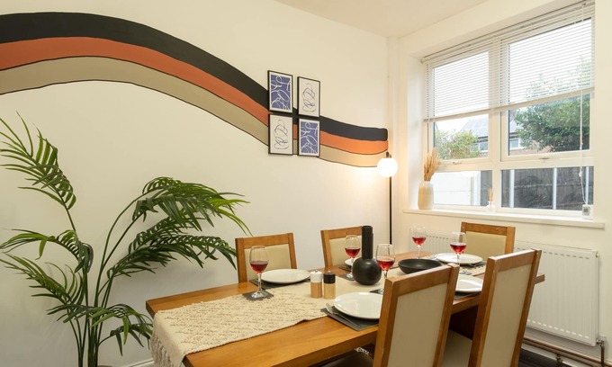 Leicester House | Glenfield House - Lovely 4 bedroom house with on street parking in Leicester
