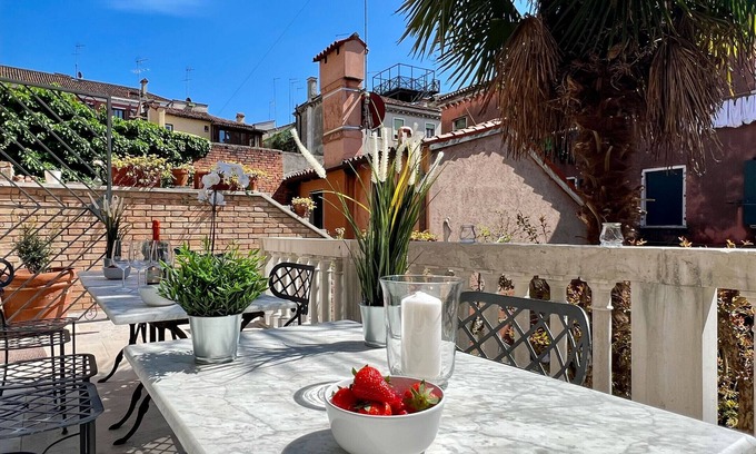 Cannaregio Apartment | Glicine Terrace (Residence Flowery)