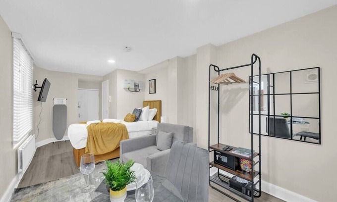 Haringey Apartment | Glimmering Comfort: Spacious Studio for 3!