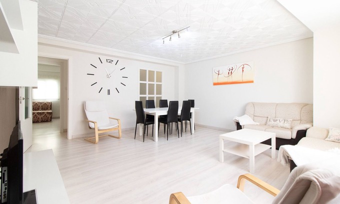 Sagunto Apartment | Global Properties: 4-bedroom apartment 100 m from the beach