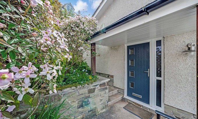 Noss Mayo House | Glorious River Views from this dog friendly 3 bed house in Noss Mayo