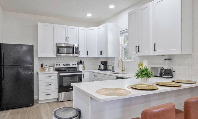 Near East Side Apartment | Glorius Amazing 2br/1ba Stay Near Lively Downtown!
