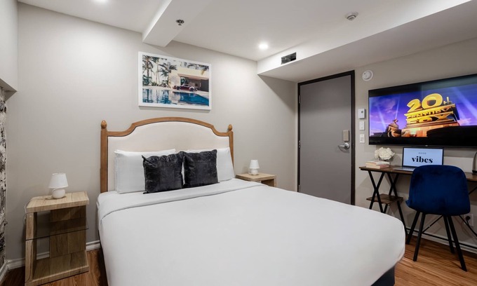 Gay Village Hotel | Glow Queen – MTL Retreat