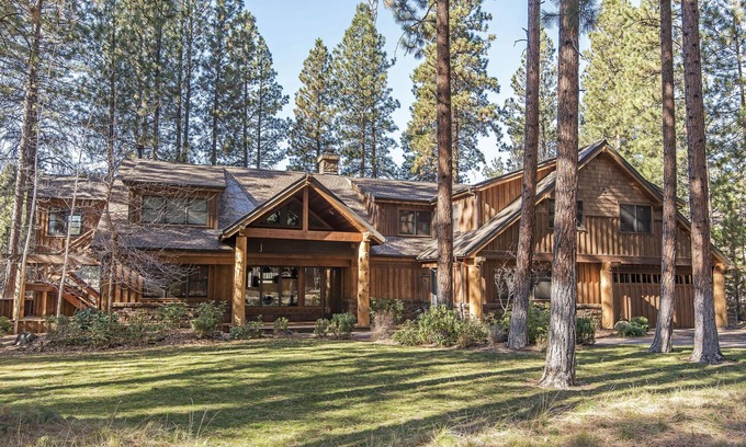 Sisters House | GM167 | Booking cancelled! Available July 4th! Stunning, Spacious Log Home!