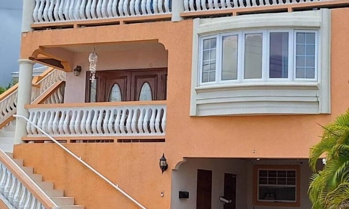 Gall Hill Villa | GoBajac Villa (Sleeps 10)