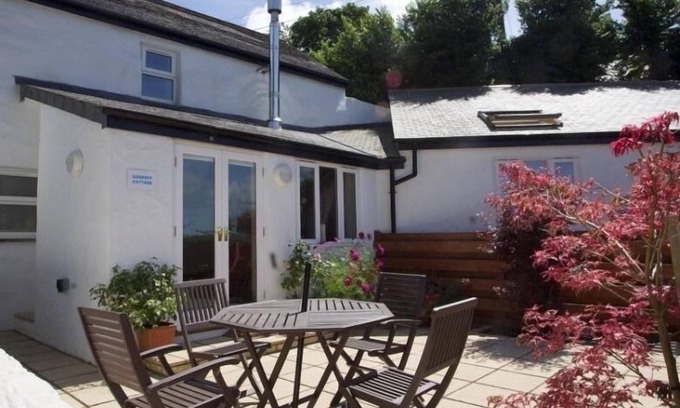 Angarrack Cottage | GODREVY COTTAGE, family friendly, with hot tub in Hayle