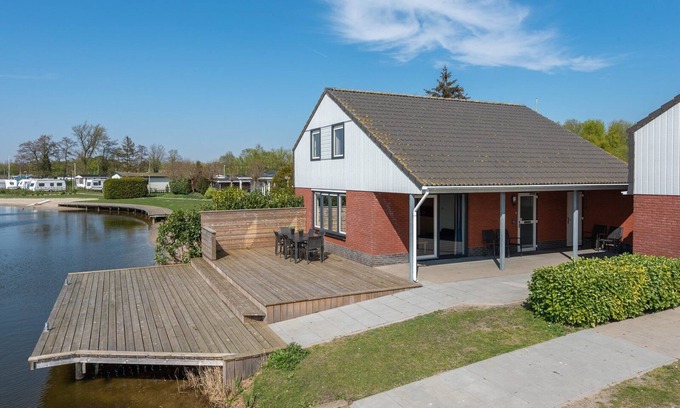 Dronten Cabin | Going on holiday with the entire family? Stay at our freestanding bungalow with a view of the Veluwemeer or at the courtyard garden.