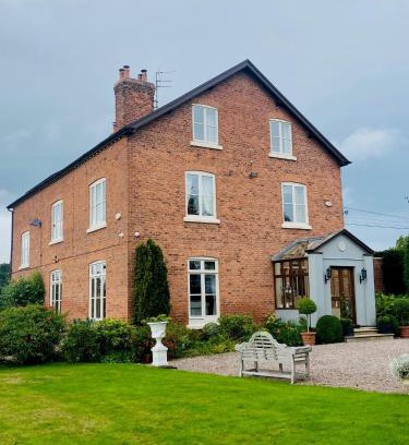 Chester Bed & Breakfast | Golborne Manor Bed and Breakfast