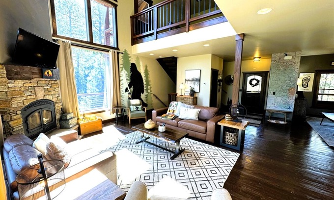 Deadwood Cabin | Gold Baron Lodge - Access to Pool!