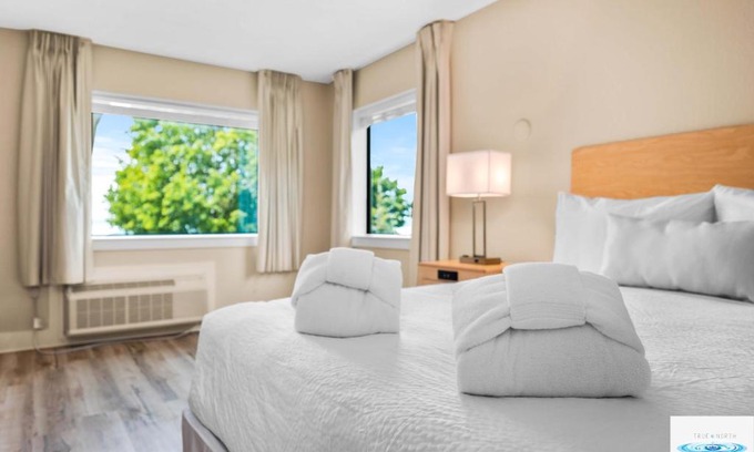 Traverse City Hotel | Gold Coast Inn Breathtaking Sunsets Corner Lake View Room 308
