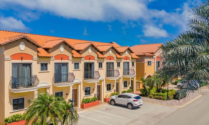 Esmeralda House | Gold Coast Townhouse with 2BR at Diamante 48 by Bocobay