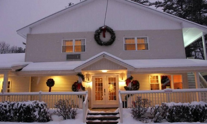 Bartlett Hotel | Golden Apple Inn