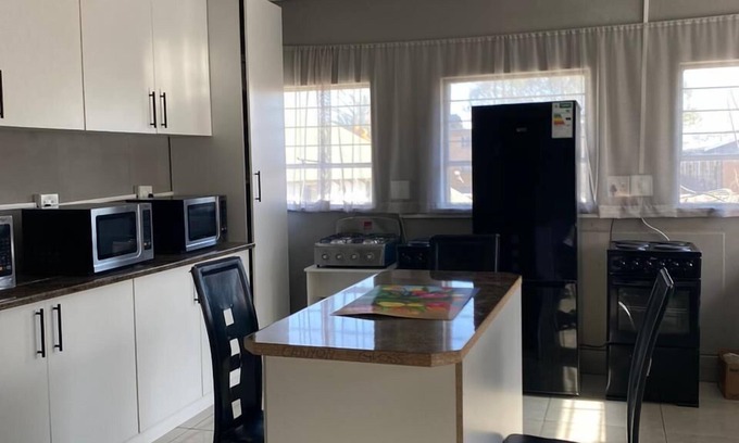 Mahikeng House | Golden gate guesthouse 0787391431