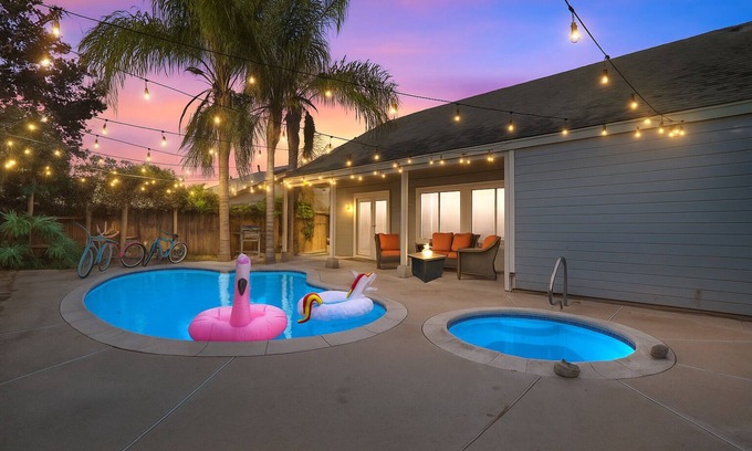 Riverside House | Golden Pool Home, Jacuzzi, Game Room, Arcade, King Size Bed, Fire Pit, BBQ Grill