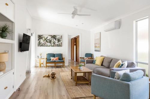 Culburra Beach House | Golden Sands Pet Friendly 2 Mins Walk to Beach