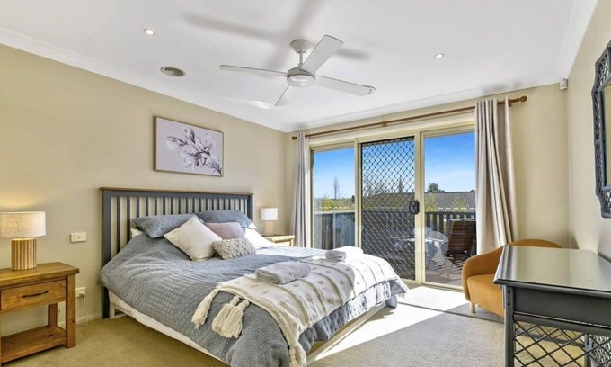 Calare House | Goldfinch Way - Stunning & Spacious, Sleeps 11