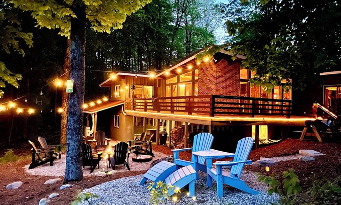 Bellaire House | Golf & Ski Retreat; Sleeps 13, Just 5 min to 6 Top Golf Courses