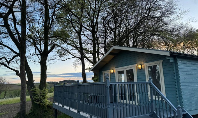 Tal-gareg Cabin | Golygfa- 1 Bedroom Lodge with lake views and Hot tub, West Wales