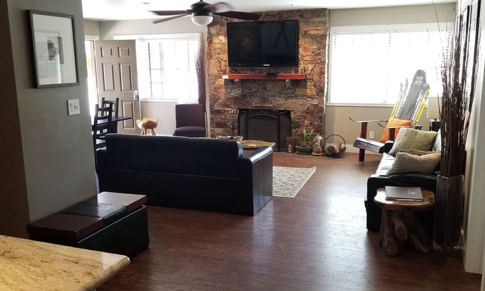 Lakeside Park Villa | Gondola Lodge Main House Downstairs 3br+full kitchen+game room, spa, Pool Table