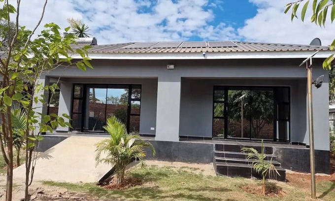 Harare East House | Gono Compound 1 - B&B with Queen bednn