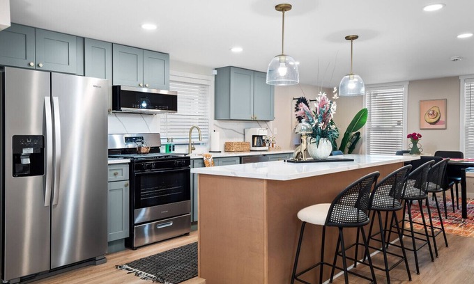 Detroit - Shoreway Apartment | Gordon Square Arts District|Walk to Restaurants, Bars| Sleeps 8