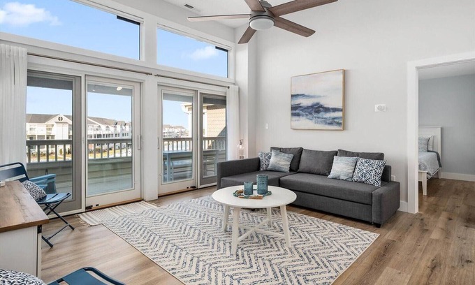 Heron Harbour Isle Condo | Gorgeous 2 bedroom at Seascape in prestigious Heron Harbour