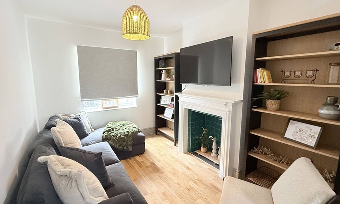 Southampton House | Gorgeous 4 bedroom house- with free parking