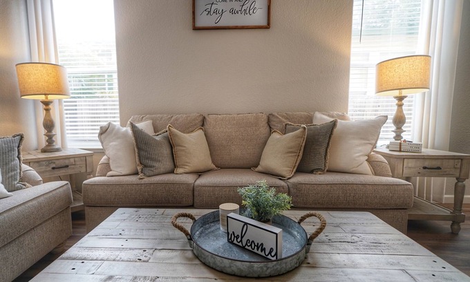 Windsor House | Gorgeous 4 bedroom w/hot tub in Windsor