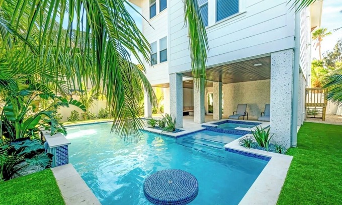 Bradenton Beach House | Gorgeous 7 bedroom Beach house 2 minute walk to Beach!