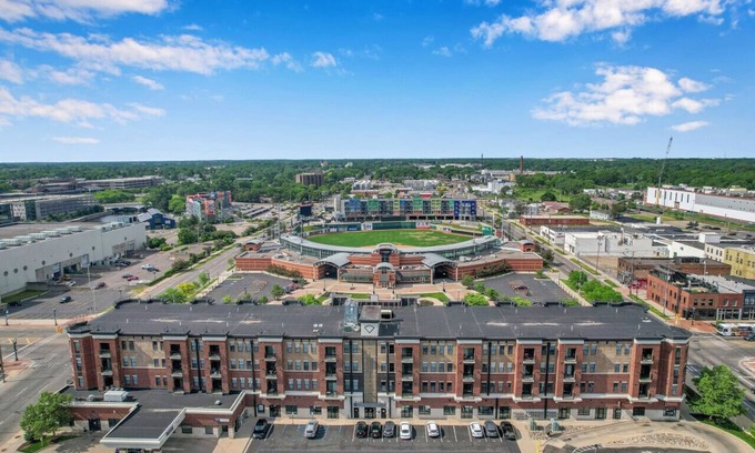 Lansing Condo | Gorgeous Apt w/Balcony - Walk to Stadium & Lansing Center