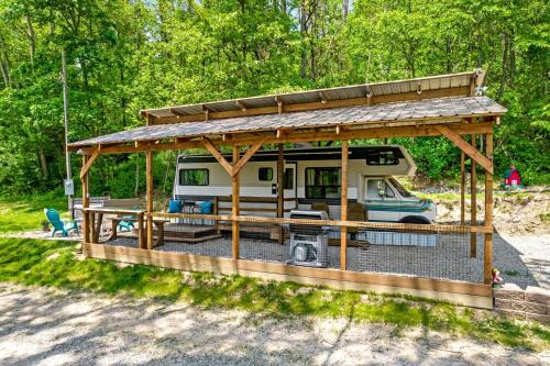 Somerdale House | Gorgeous Caravan Glamping Escape for Four in Dover, Ohio