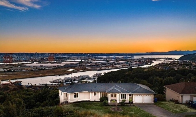 Northeast Tacoma House | Gorgeous City & Sunset View! W/Sauna