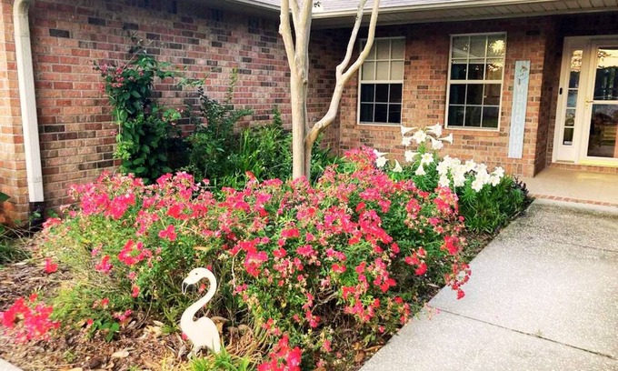 Gulf Breeze House | Gorgeous Coastal Cottage minutes to the beach!