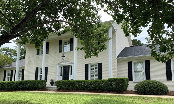 Hampstead House | Gorgeous Coastal Retreat on Golf Course!