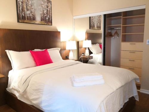 Downtown Toronto Apartment | Gorgeous Condo in Downtown Near CN Tower