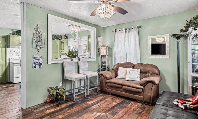 Athens Cottage | Gorgeous Cottage Near UGA - Close to Everything!
