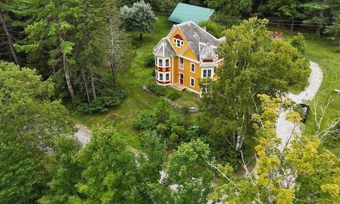North Creek House | GORGEOUS FAMILY FRIENDLY VICTORIAN WITH ALL NATURAL CEDAR HOT TUB NEAR GORE MT
