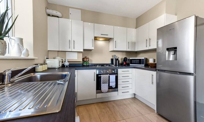 Tottenham Green Apartment | Gorgeous Flat | Perfect for Large Group or Family