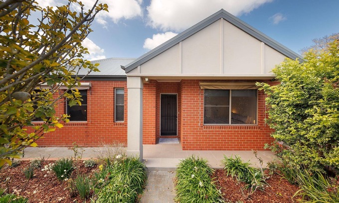 East Albury House | Gorgeous Gem on Jones - Comfortable three bedroom home with beautiful interior styling