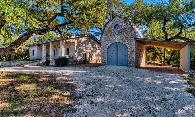 Dripping Springs House | Gorgeous Hill Country Getaway on 5 Acres! 2 King beds/1 Queen. 30 min to Austin