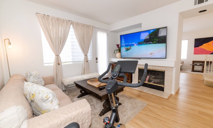 Ventura House | Gorgeous Home 2 Miles to Beaches Old Town Ventura